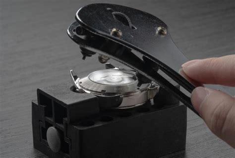 open watch case without tool